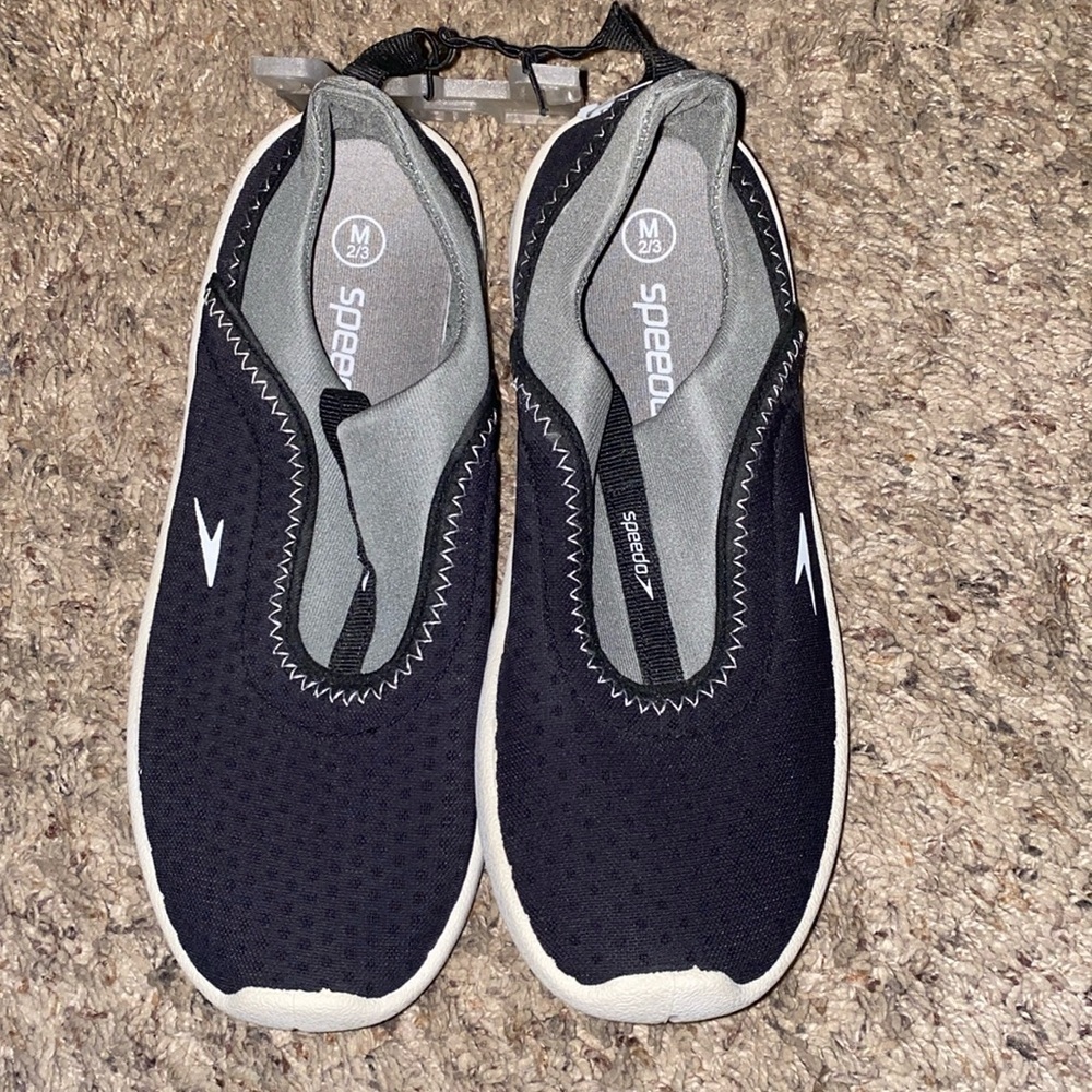 Speedo water shoes brand new never worn size M 2/3
